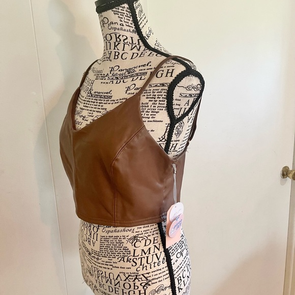 Ladies Faux leather - V-neck crop top with adjustable straps. Size M. - Picture 9 of 9